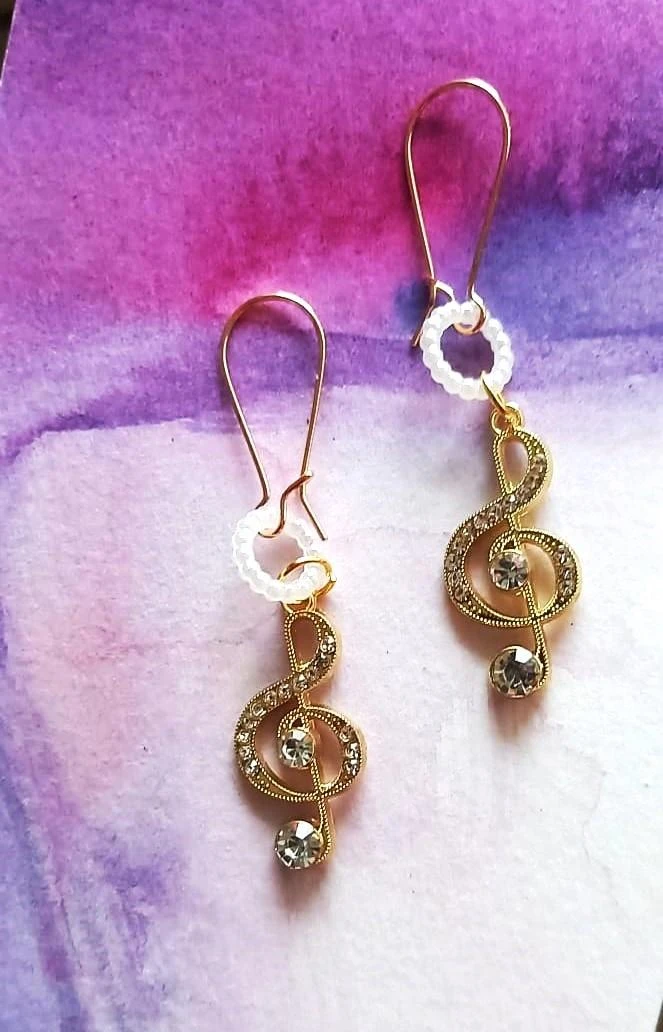 Boucles oreilles cle de sol dorée sertie brillants neuves